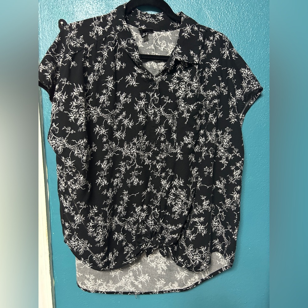 Torrid Black and White Floral Blouse Size 2 Short Sleeve